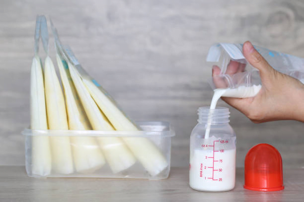 Trộn sữa mẹ và sữa công thức như thế nào? Nên hay…
