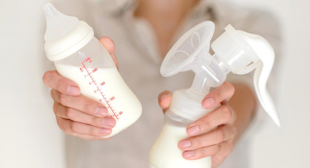 Mẹ nên theo dõi lượng sữa trong hai tuần để có điều chỉnh phù hợp.