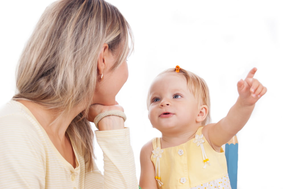 Cách dạy trẻ chậm nói chủ yếu là tăng cường giao tiếp nhiều hơn với bé