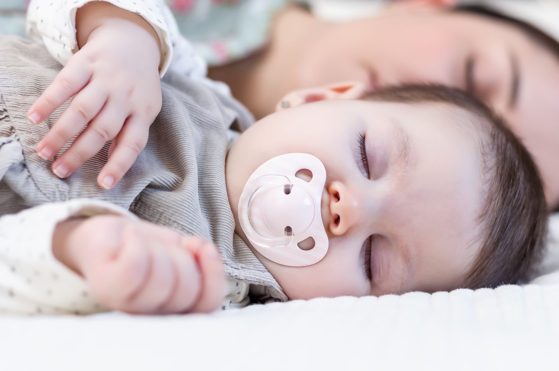 Thời gian ngủ của trẻ sơ sinh khoảng 12 - 16 tiếng một ngày và cách ngủ của trẻ cũng sẽ thay đổi khá nhiều cho đến khi 1 tuổi.