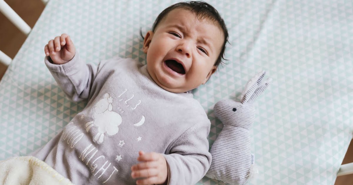 Trẻ hay khóc đêm có phải do thiếu chất hay không?