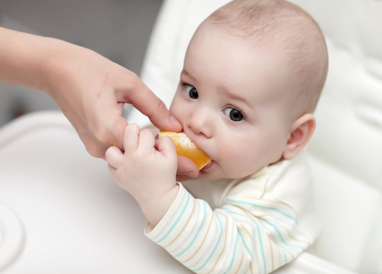 Trẻ sơ sinh chỉ nên ăn cam khi hơn 12 tháng tuổi.