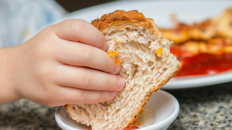 Món ăn dặm: Bé ăn được bánh mì hay không? Khi nào nên cho bé ăn bánh mì?