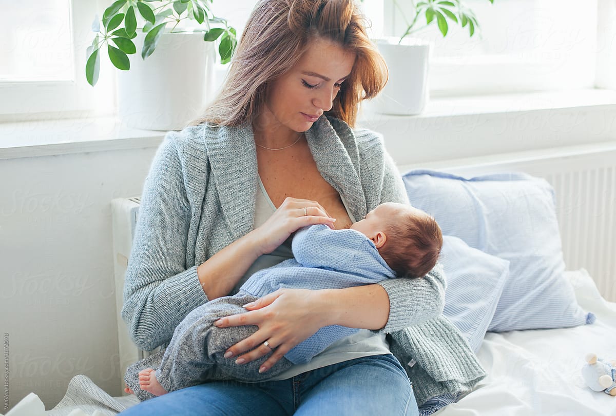 Vắt sữa bằng tay có những lợi ích thế nào với mẹ và bé